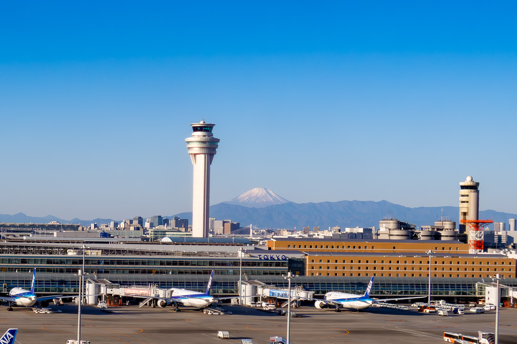 羽田空港管制塔と富士山